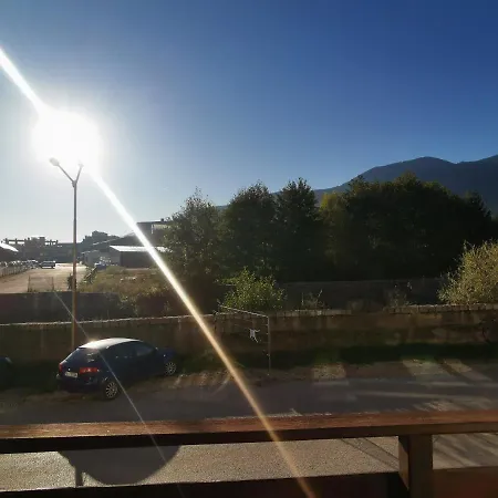 Sunny By The Lift In アパート *