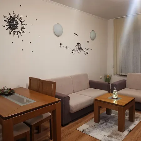 Sunny By The Lift In アパート *